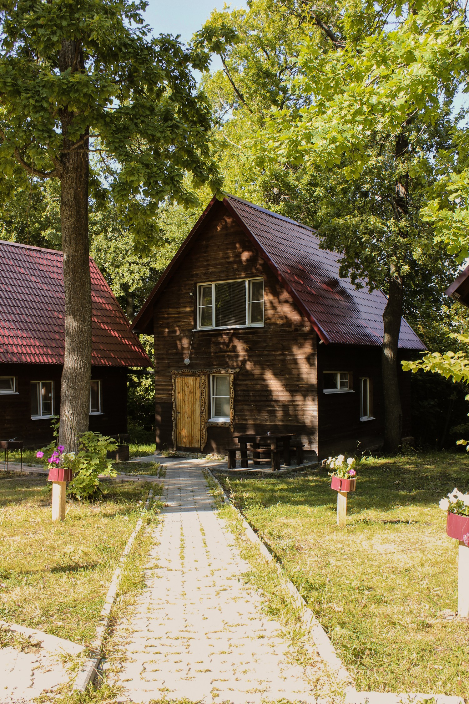 Домик у пруда