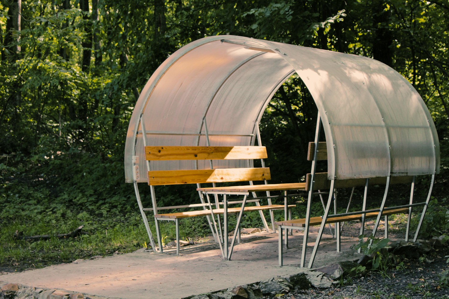 Зона барбекю у малой беседки