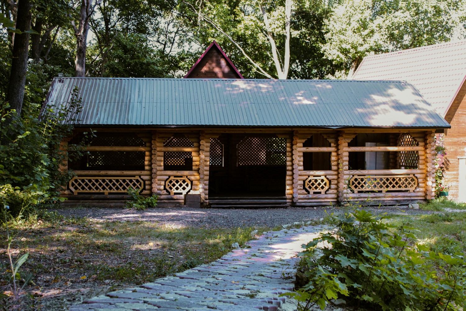 Зона отдыха у большой беседки